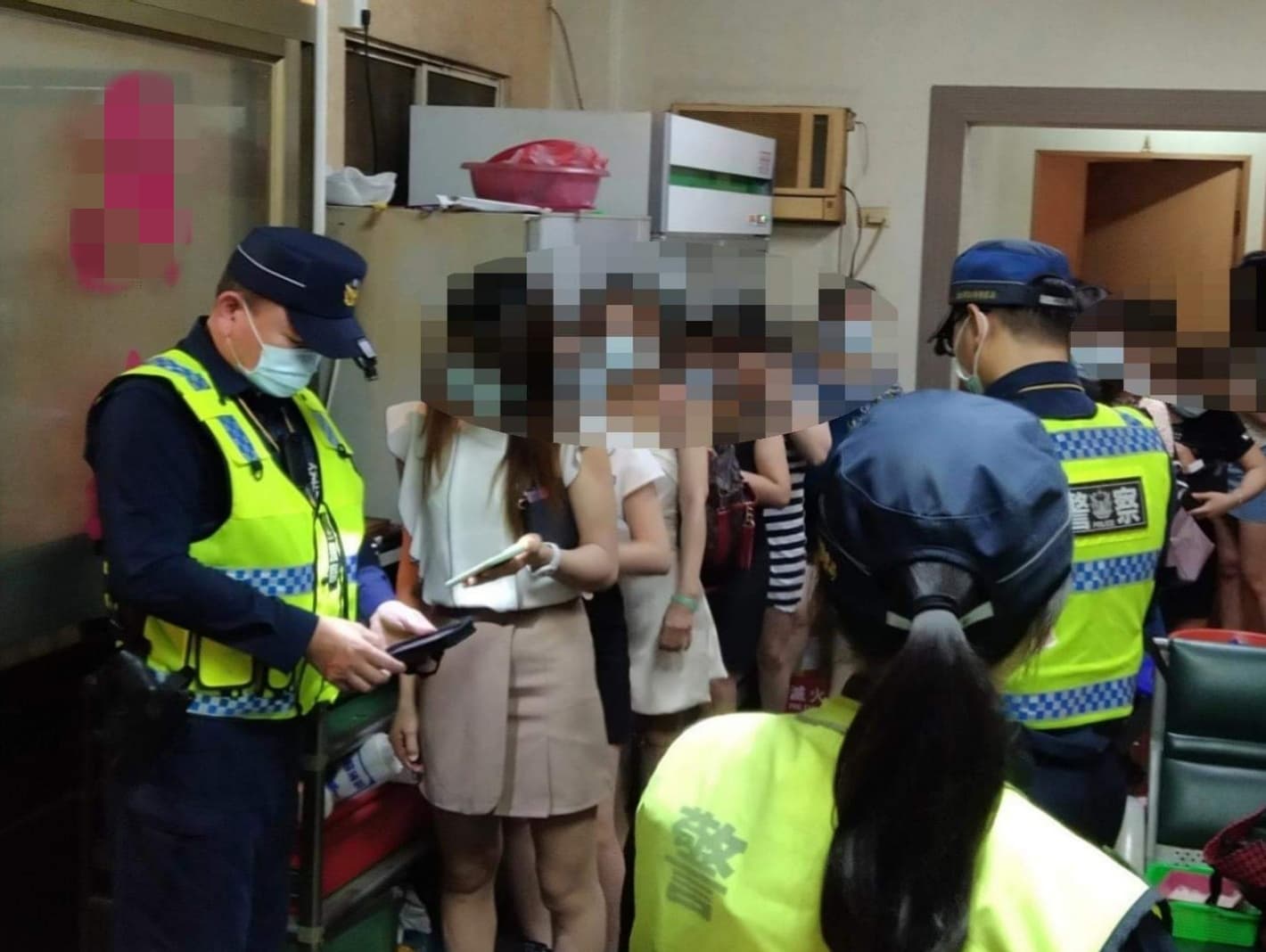 大批警力於15日晚間至大型酒店、KTV等易滋事場所臨檢，打擊不法情事。圖/台南市政府警察局 臉書