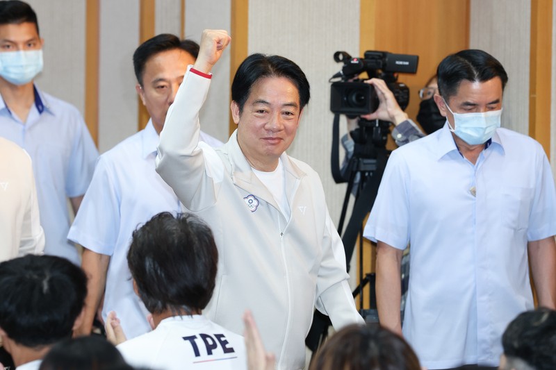 總統賴清德（右2）25日在台北出席2025年第12屆成都世界運動會代表團授旗典禮，振臂為與會的選手加油。圖/中央社