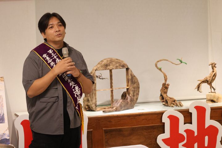 全球熱愛生命獎章得主潘辰皓運用漂流木重新組合素材,賦予原本被視為無用的木材新的生命價值。圖/周大觀文教基金會提供