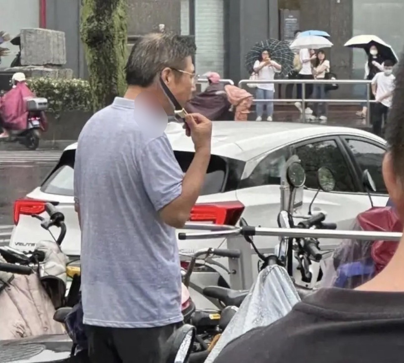 犯罪嫌疑人沈某脖子上也有血跡。圖/取自網易號•火山詩話