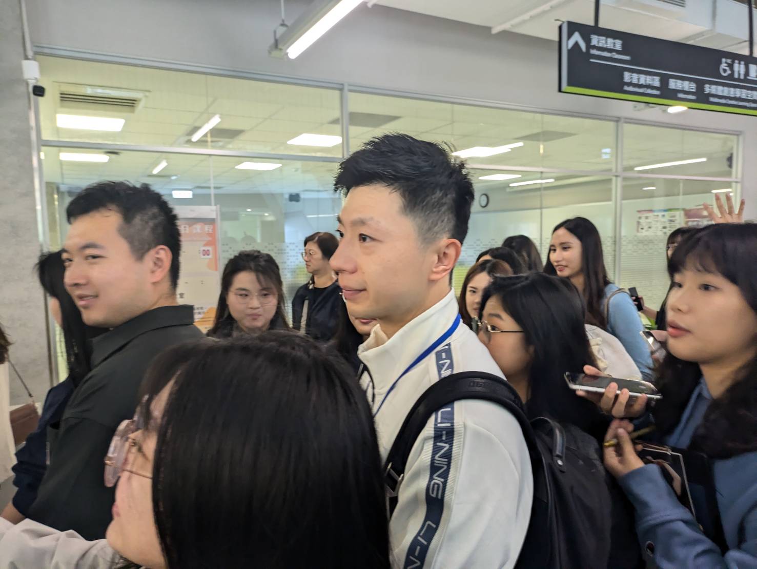 桌球奧運六金王馬龍參觀政大圖書館引起旋風，球迷將現場擠得水洩不通。圖/高陸攝