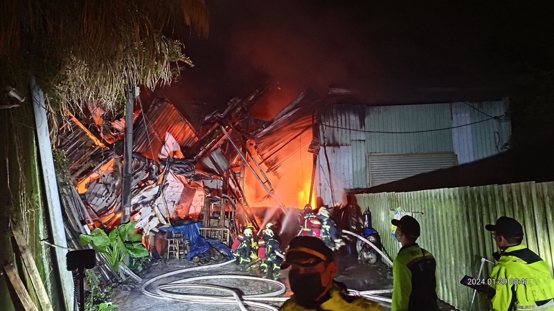  基隆市安樂區安和一街上，一間存放石化工業設備的鐵皮工廠，在29日凌晨12點發生火警，所幸無人傷亡。圖／中央社