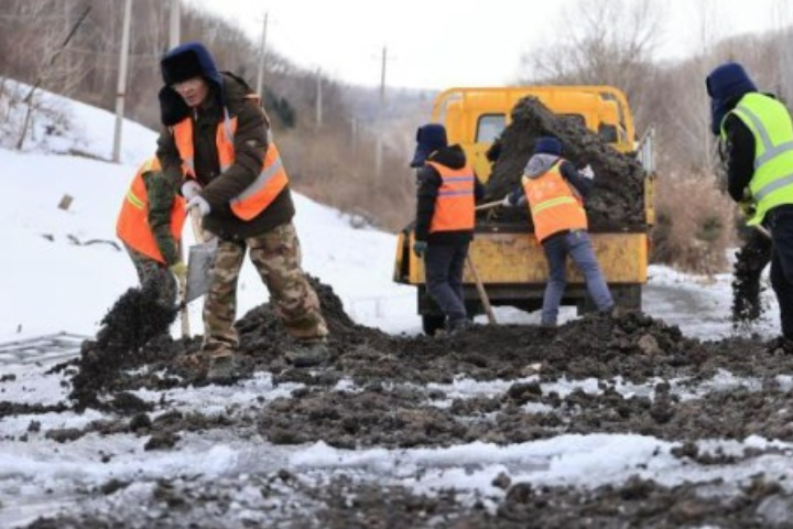 吉林養路人除冰護路兼救援　守住林場與村落唯一通道