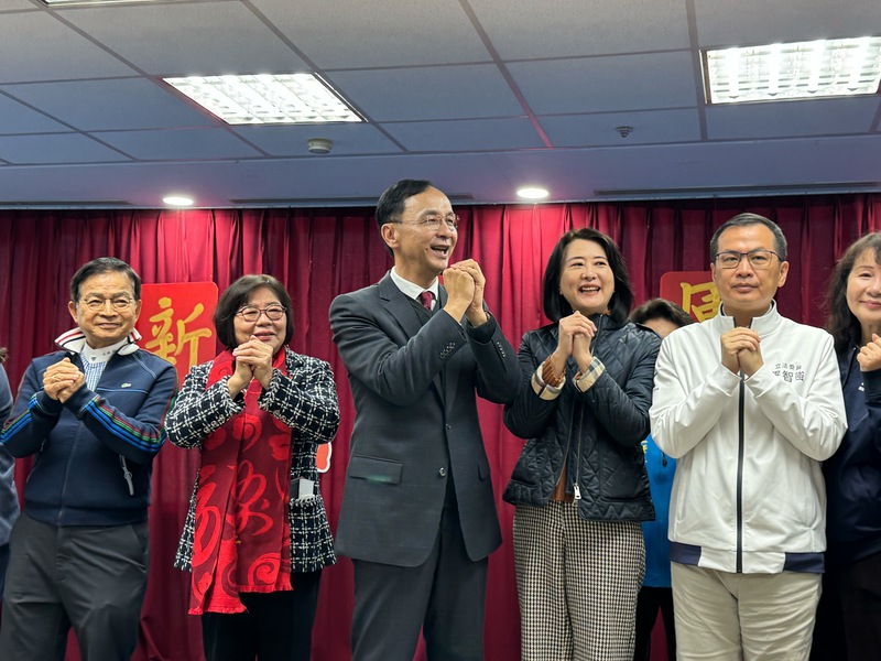 國民黨主席朱立倫（左3）4日出席台北市黨部新春團拜。面對大罷免，朱立倫呼籲全民站出來捍衛民主。圖/中央社