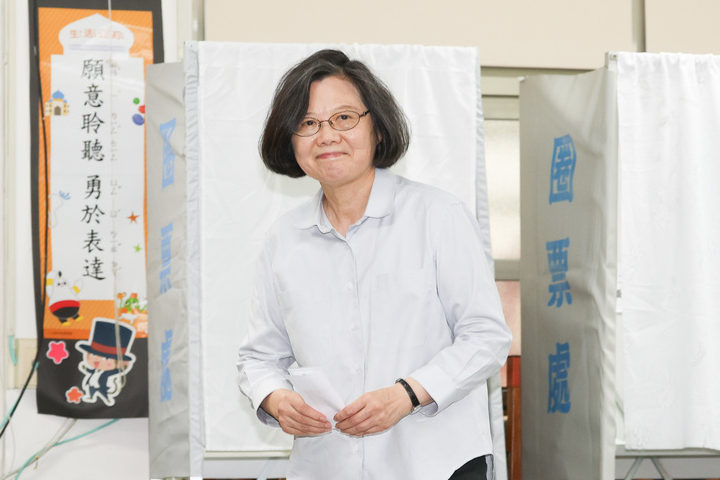 蔡英文現身投票 被問對等關稅問題避而不答