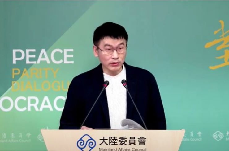陸委會副主委梁文傑在記者會上，發布赴陸港澳旅遊的「橙色警示」。圖／取自陸委會