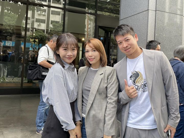 民眾黨立法院黨團主任陳智菡貼出與台視主播張彤的合照。圖/取自陳智菡臉書