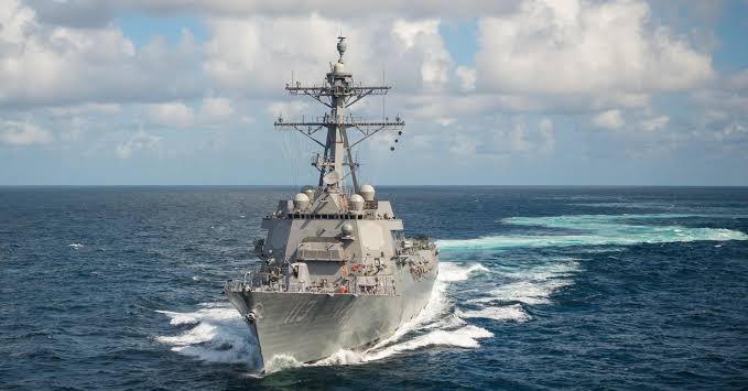 美飛彈驅逐艦芬恩號（USS John Finn）日前通過台灣海峽。圖／取自Commander, U.S. Naval Forces Japan 臉書