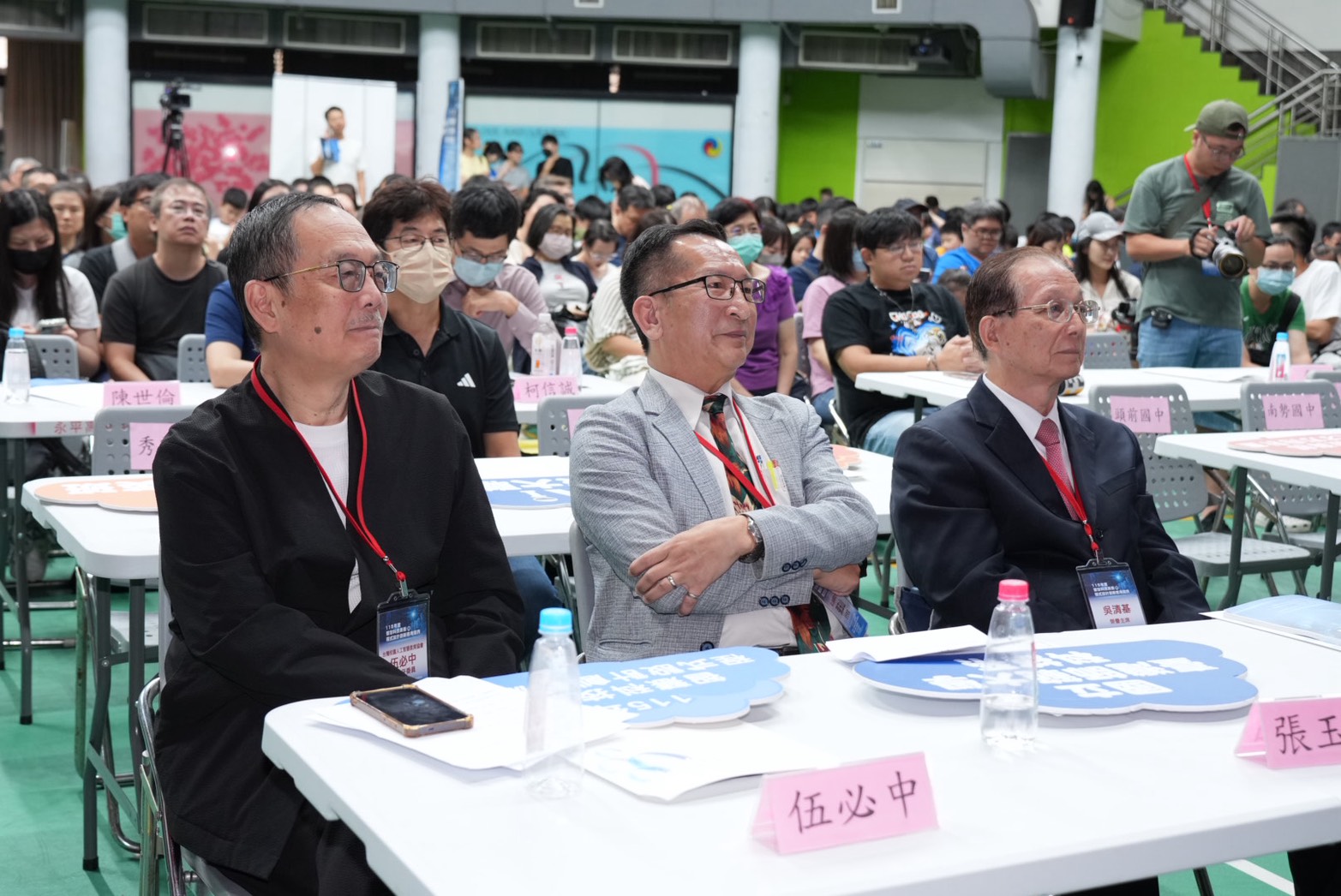 台灣校園人工智慧教育協會理事長伍必中(左)表示,面對AI快速發展,教育不應只著眼於分數,更應協助學生學會運用科技、培養面對未來的能力,圖/記者陳思豪攝