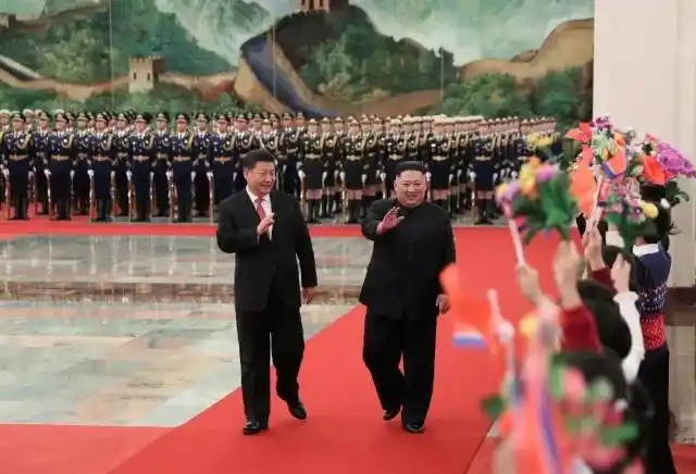 北韓領導人金正恩，也已自平壤搭火車赴北京，準備參加九三閱兵。圖為2019年金正恩訪北京。圖／取自新華社