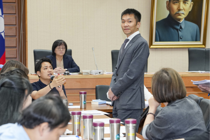 誰讓李洋罰站？羅廷瑋影片還原：陳培瑜喊「我們只要求站著讓部長講話很難嗎？」
