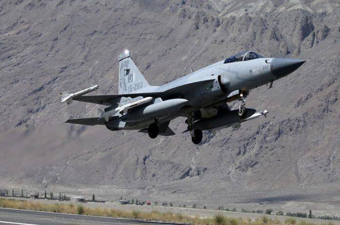 緊急出動演練的JF-17戰鬥機。圖/取自環球網