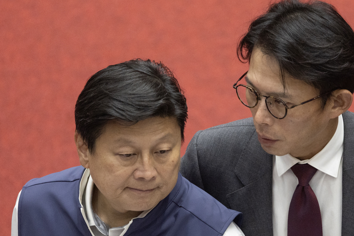 公投法第23條修正法案三讀通過，藍白立法院黨團總召傅崐萁與黃國昌交換意見。圖/中央社