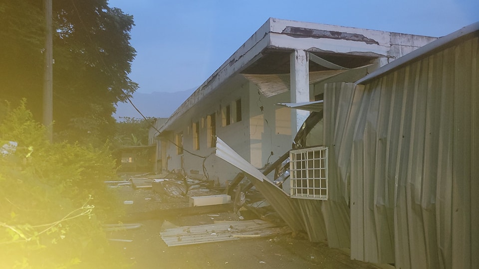 自強路上一處建物2層樓建物，被震倒塌陷，2樓直接便1樓。圖/取自臉書粉專「以蘇花公路即時路況為主的平台」