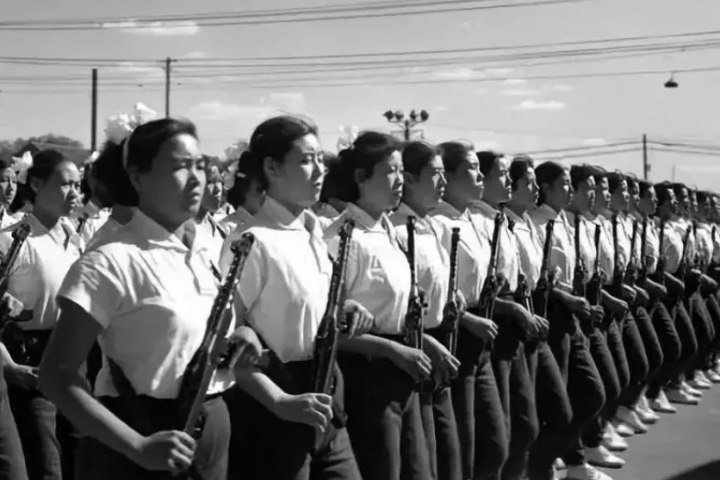大陸女民兵方隊在1958年首次於國慶閱兵中亮相,當時由北京國棉女工組成。圖/取自人民網