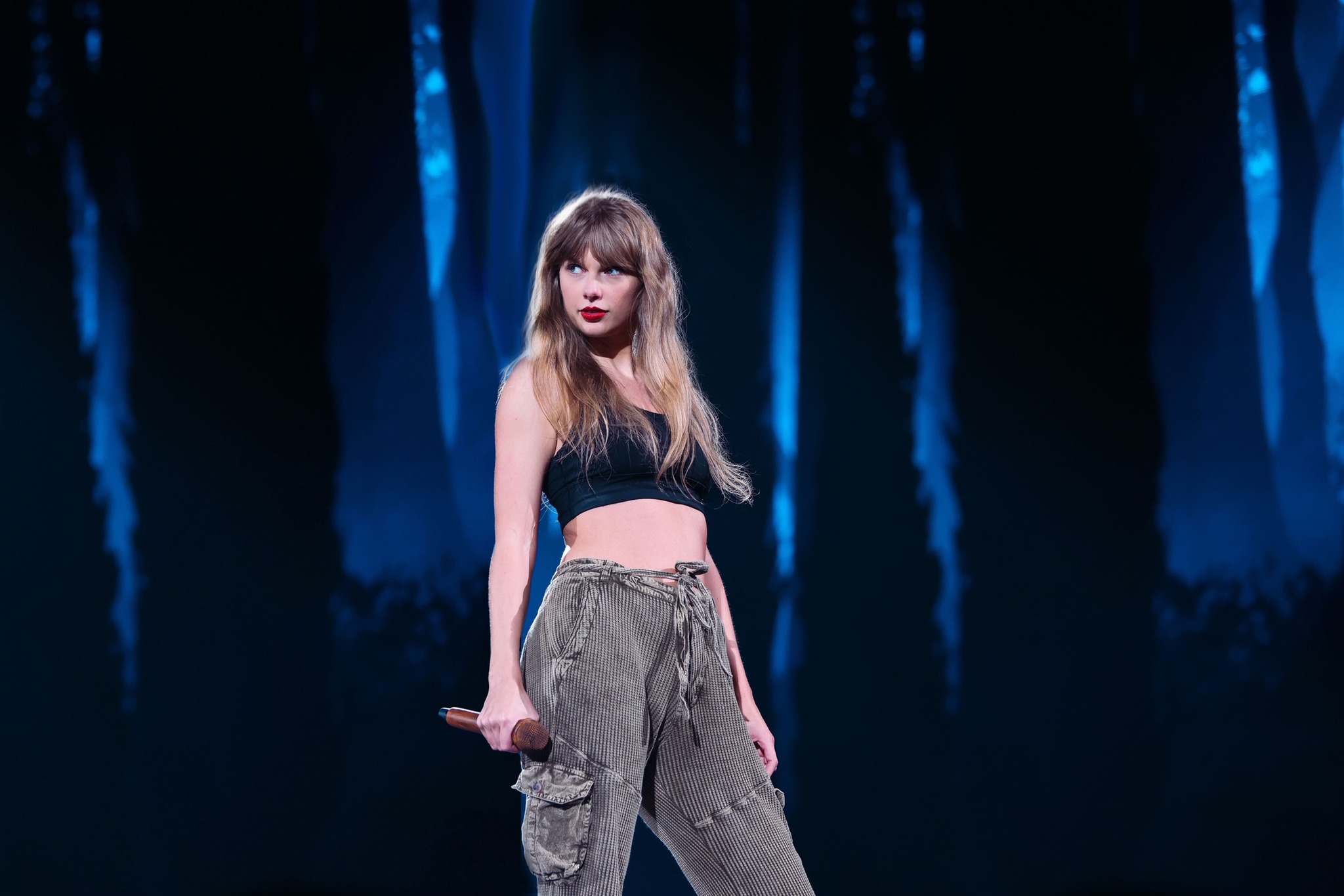 美國流行天后泰勒絲的AI生成不雅照片在社群平台X瘋傳。圖/取自Taylor Swift臉書