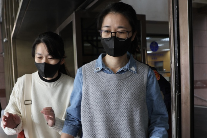 圖為前都委會執行祕書邵琇珮（右）19日結束庭訊後步出法庭。圖/中央社