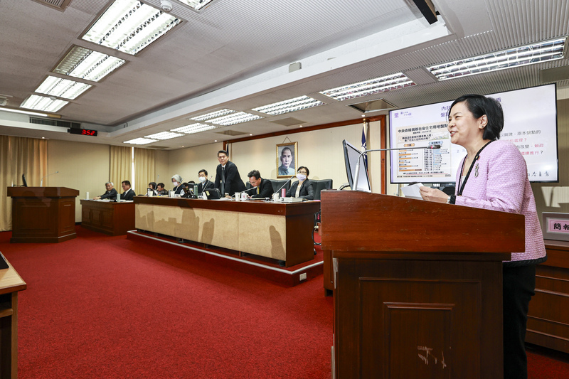 民眾黨立委李貞秀（右）16日在立法院內政委員會質詢，不過內政部長劉世芳未上台備詢；內政委員會主席、民進黨立委李柏毅（主席台站立者）表示，尊重尊重「李貞秀女士」上台發言，但也尊重政院不必回應的立場。圖/中央社