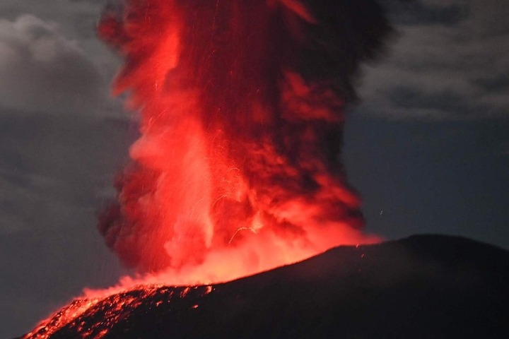 印尼伊布火山上周六大噴發。圖/取自CGTN Europe《推特》