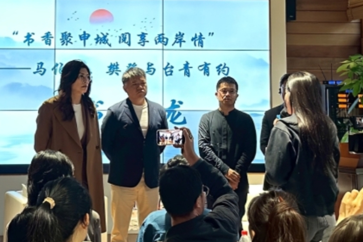 鄭麗文（左）與大陸知名作家馬伯庸（右2）會面。圖/讀者提供