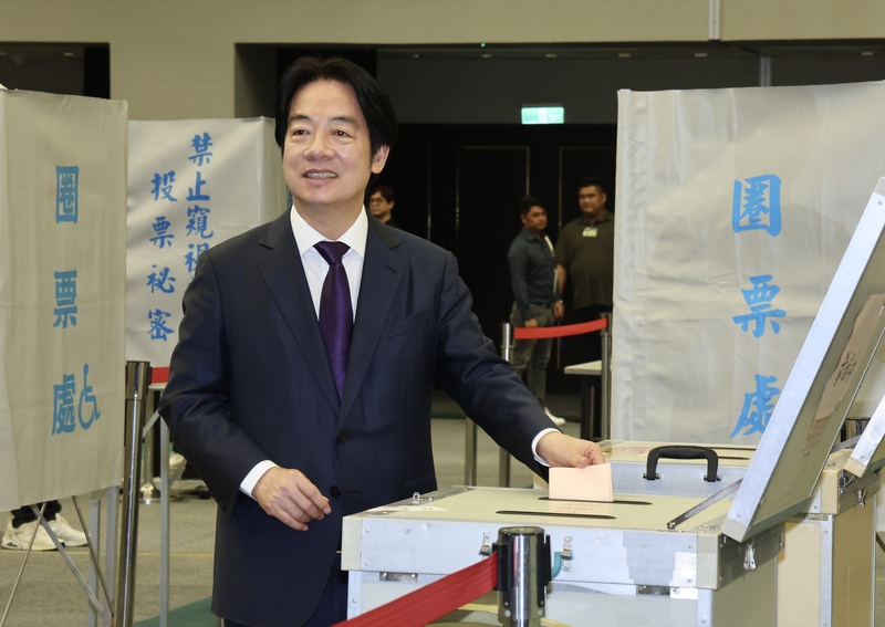 民進黨21日下午在台北國際會議中心舉行全國黨代表大會，改選中執委、中評委、中常委，身兼黨主席的總統賴清德（前）出席投票。圖／ 中央社