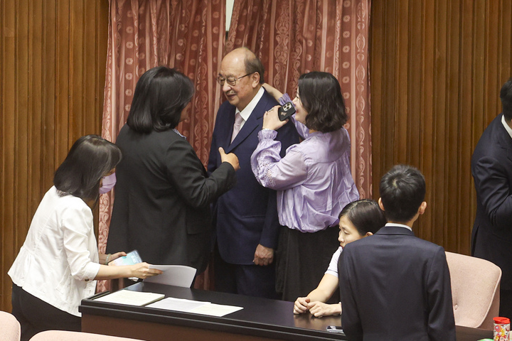 堅持不辭總召 游盈隆舉「康熙力擒鰲拜」：這不是我認識的柯建銘