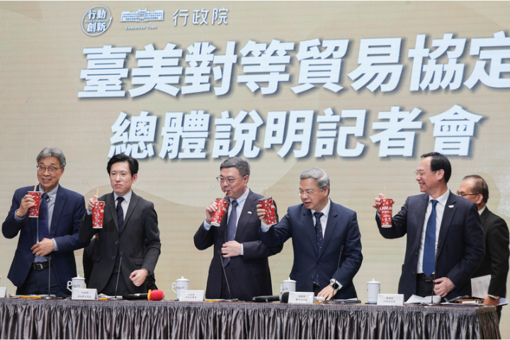 台美在農曆年前簽署台美對等貿易協定，執政黨隨後大動作召開記者會宣傳談判成果，然而，不到10天，美國總統川普推出的關稅措施被最高法院宣告違法。圖/中央社