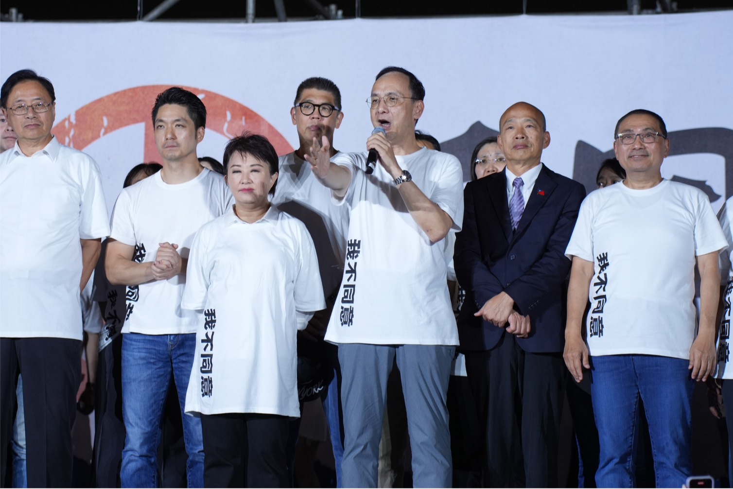 大罷免刺激藍營的危機感，黨內出現團結氣氛，選前之夜藍營重要政治人物齊聚一堂。圖/記者梁鴻欣攝