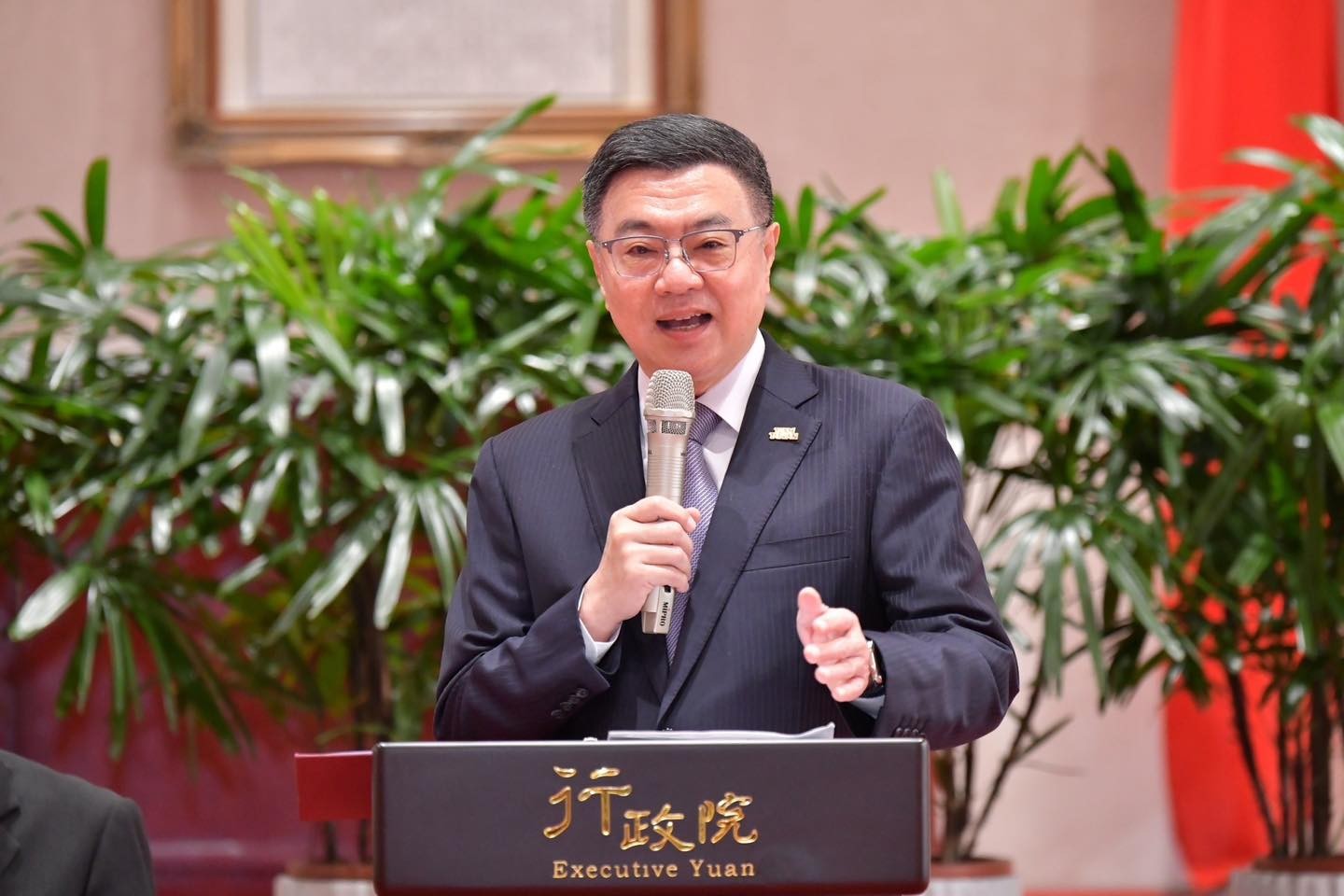 立法院因《選罷法》、《憲法訴訟法》及《財政劃分收支法》等三項重大修法引發朝野攻防，行政院長卓榮泰19日公開向立法院長韓國瑜喊話，呼籲盡速停止國會內耗。」圖/取自卓榮泰臉書