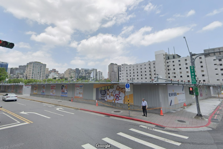 原本是國軍文藝中心、中華福利站、國軍歷史文物館和國防部三軍軍官俱樂部等4棟老舊建物，已通過危老核准並拆除，法務部預計明年5月動工興建為「高檢署辦公大樓」。圖/取自Google Maps網頁
