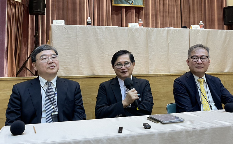 總統賴清德昨天宣布成立「氣候變遷委員會」，找和碩董事長童子賢（中）任副召集人，媒體解讀賴清德希望面對減碳問題，是否會採行核能外界都在關注。圖為童子賢14日在股東常會回答媒體提問。圖/中央社