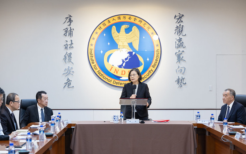 總統蔡英文視察國防院，肯定達成3目標。圖/取自總統府