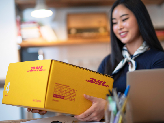 美國國際快遞公司DHL20日宣布自21日起，暫停寄送800美元以上的B2C的國際商品。圖/取自DHL台灣公司官網