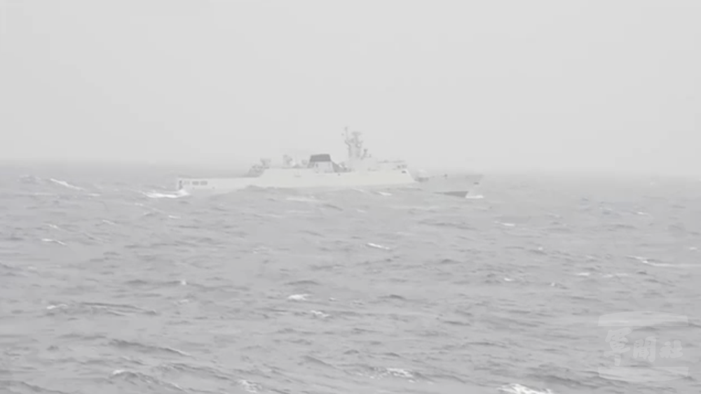 田單軍艦（1110）監控泰安艦（616）畫面（田單軍艦拍攝）。圖／取自國防部