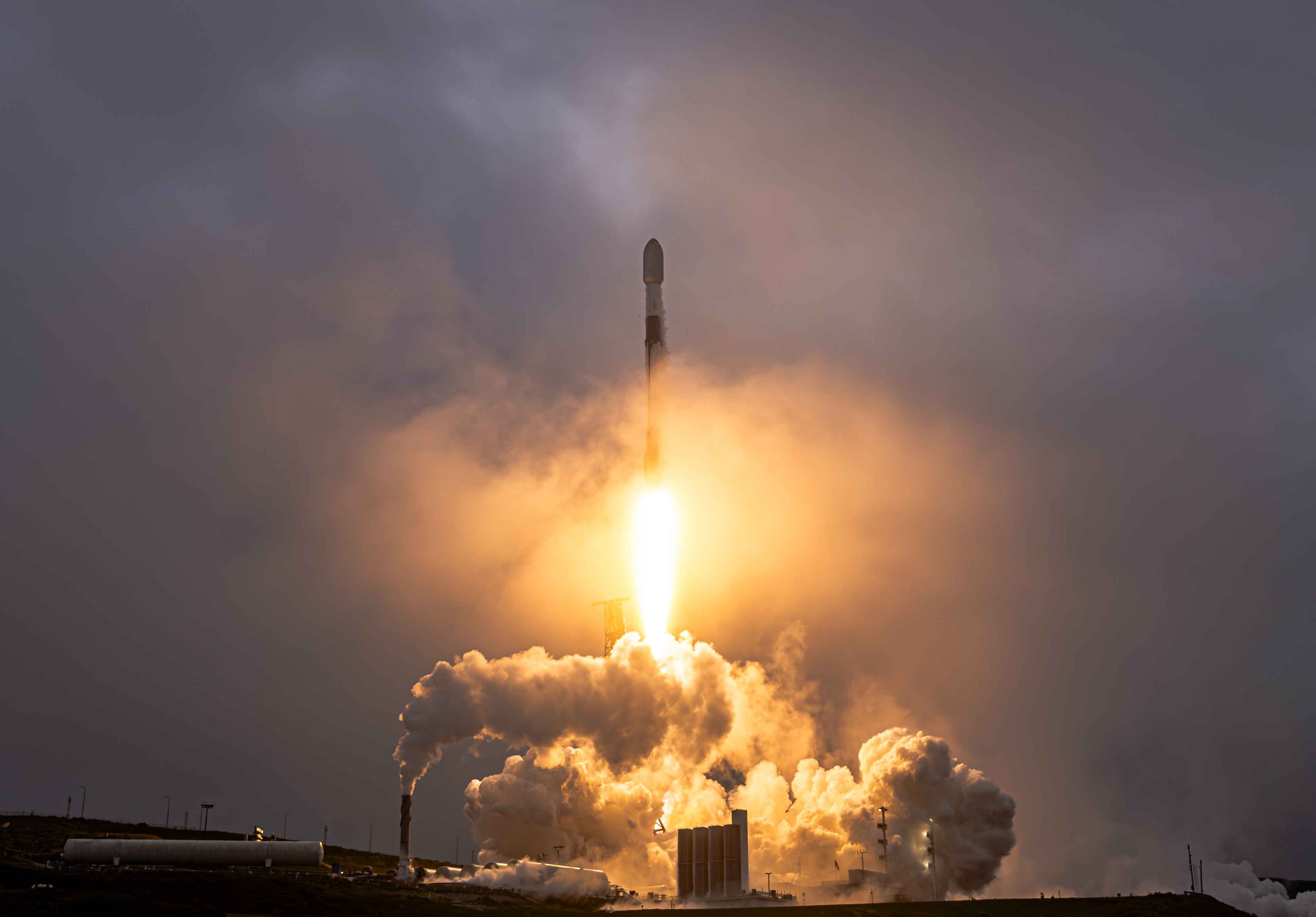 相較來言,馬斯克的SpaceX 在美已擁有多座成熟的發射基地,圖為獵鷹9號(Falcon 9)火箭從加州發射24枚Starlink衛星。圖/取自 SpaceX X