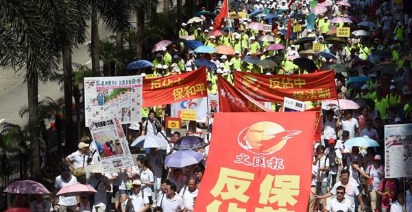 香港「反送中」運動最後以實施「香港國安法」告終，田飛龍認為，香港國安法最高刑期也沒判死刑，但懲治台獨22條最高刑期為死刑，顯示北京對台獨「零容忍」。圖為反送中時期，部分力量站出來「反佔中」。圖／取自中國網