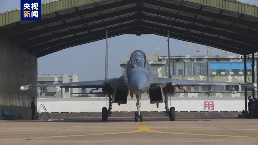 東部戰區空軍出動數十架次戰機成體系實施環台島戰巡、繞外島巡航。圖/取自央視