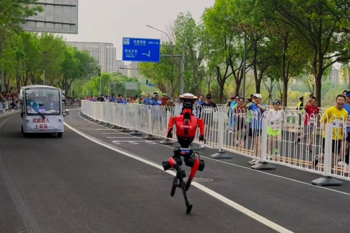 大陸人機共跑馬拉松 機器人「閃電」奪冠