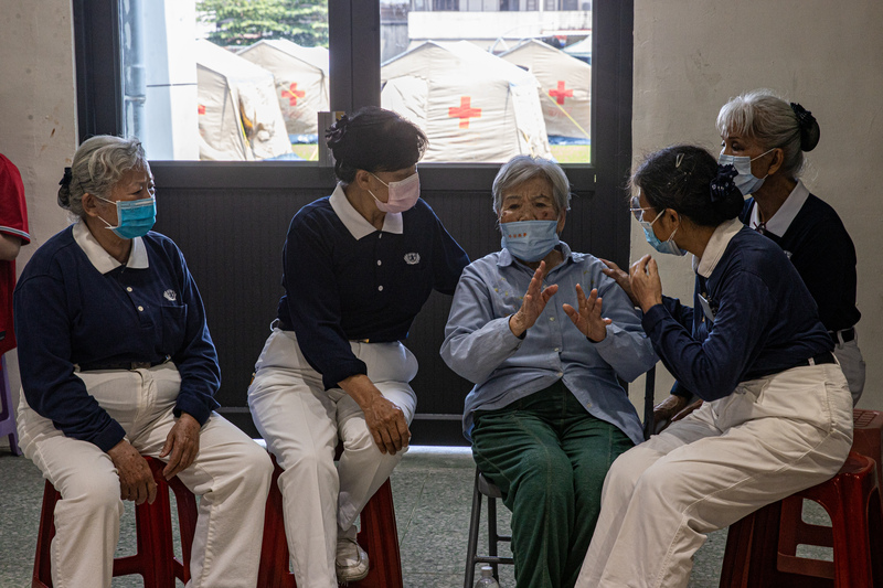 花蓮3日發生芮氏規模7.2地震，災民前往收容中心避難，圖為志工4日陪伴安撫長者。圖/中央社