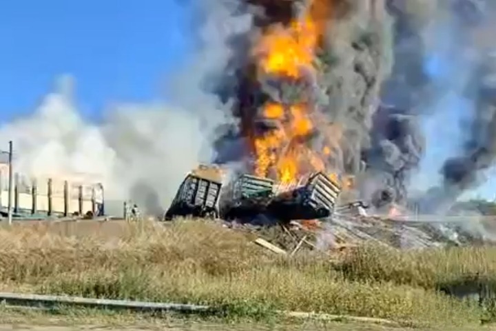 俄運油列車邊境撞卡車脫軌　炸出巨大火球濃煙竄天