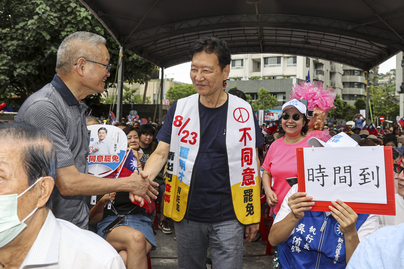 面臨被罷免的國民黨立委羅明才2日上午在新北市新店區成立「反惡罷 戰獨裁」後援會，前中廣董事長趙少康（中）到場力挺，進場時和支持者握手致意。圖／中央社
