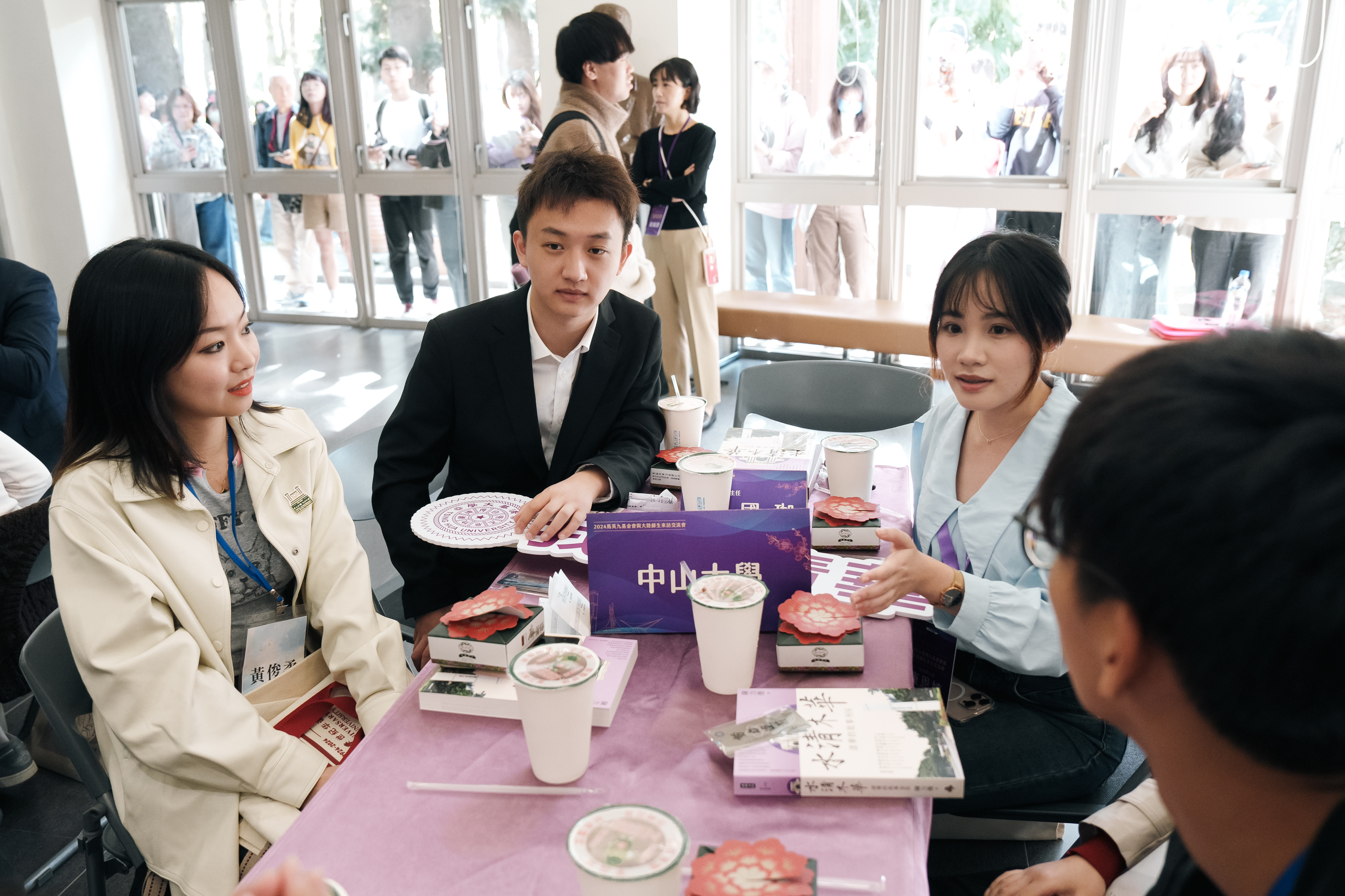 陸生團4日前往新竹清華大學交流，場外群眾則爆發統獨兩派衝突。圖/馬英九基金會提供