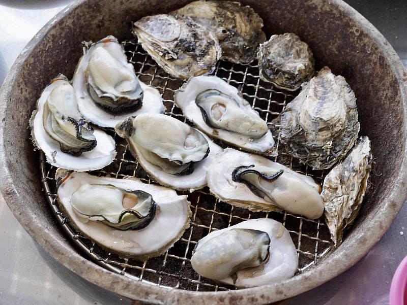 東石最夯的「烤蚵一條街」，只要200元就能實現烤蚵自由。圖/嘉義縣政府提供