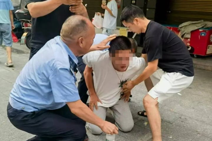 大陸湖南3日傳出無差別攻擊案件，31歲段姓男子持刀砍人造成至少2死3傷，被警方制伏。圖/取自微博