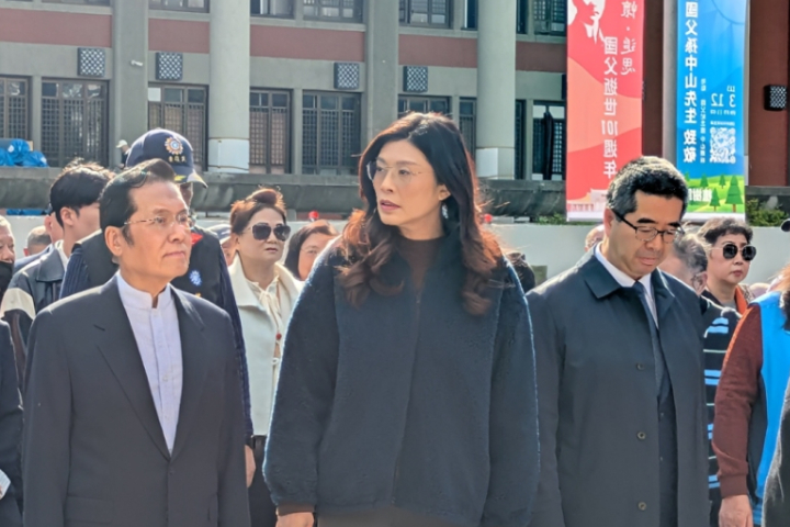 鄭麗文上午前往國父紀念館中山文化園區中山碑林，國民黨副主席蕭旭岑（右）、張榮恭（左）也陪同到場。圖/記者高陸攝