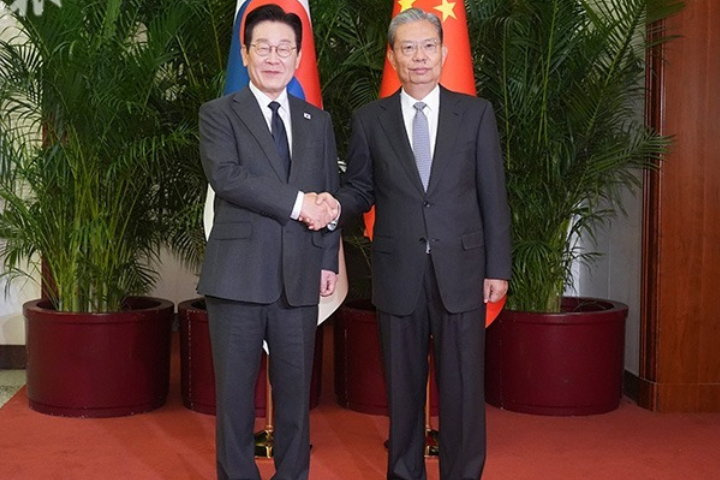 韓國總統李在明赴北京人民大會堂與全國人大常委會委員長趙樂際舉行會談。圖/取自中新社