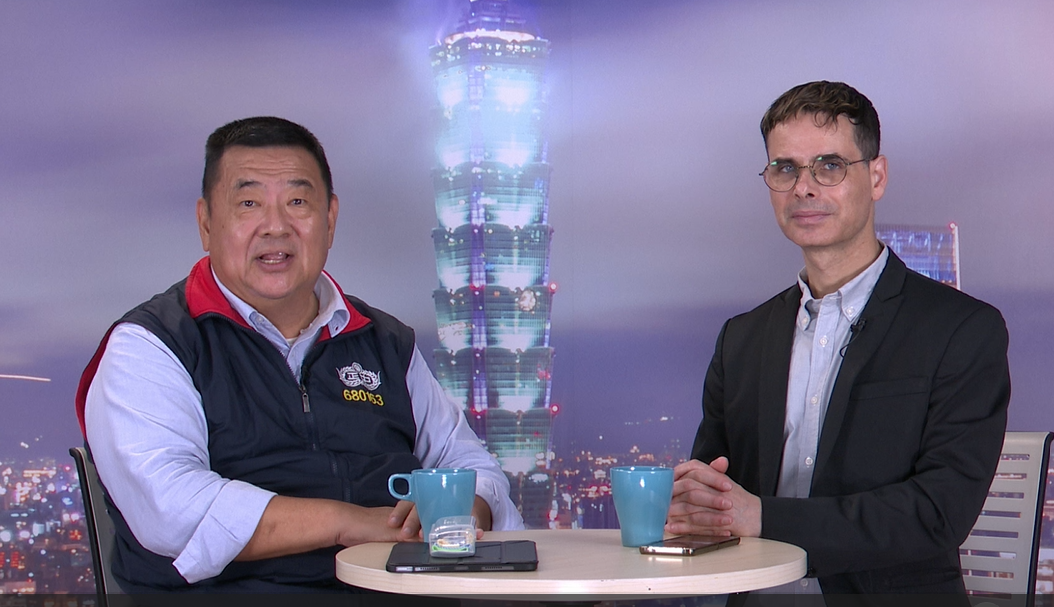 方恩格（右）接受主持人張競（左）訪問時表示，指出兩黨候選人對台灣都不錯，但他認為川普會對台灣更好。圖/陳思豪攝