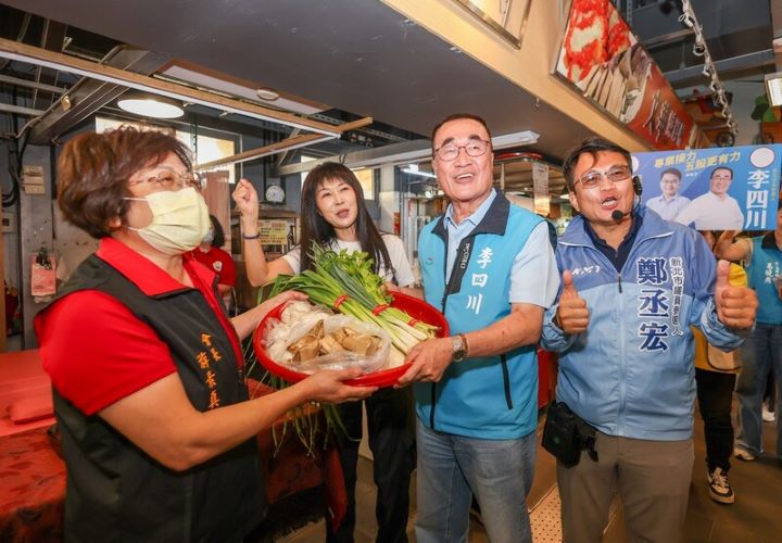 國民黨新北市長參選人李四川（前右2）7日前往林口區傳統市場掃街拜票，有攤商熱情送祝福。圖/李四川競選辦公室提供
