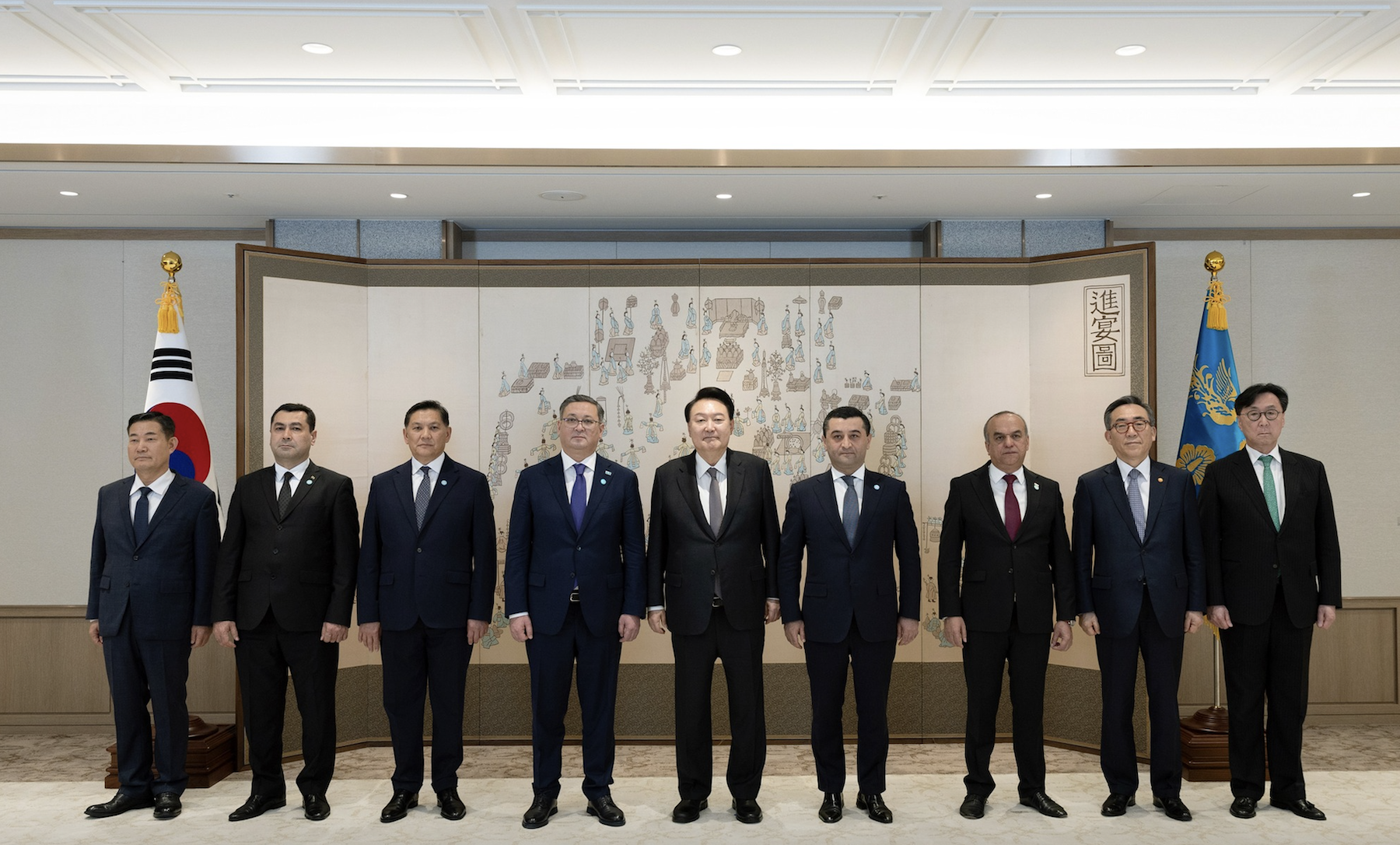 南韓總統尹錫悅（中）4日接見中亞五國代表，再度提到北韓派兵援俄一事，並表達國際社會應攜手，應對威脅和平與安全的挑戰。圖/取自大韓民國總統府臉書