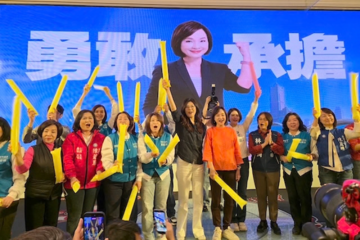 九合一高雄翻轉戰開打！鄭麗文南下力挺柯志恩　賴瑞隆迎粉紅超跑